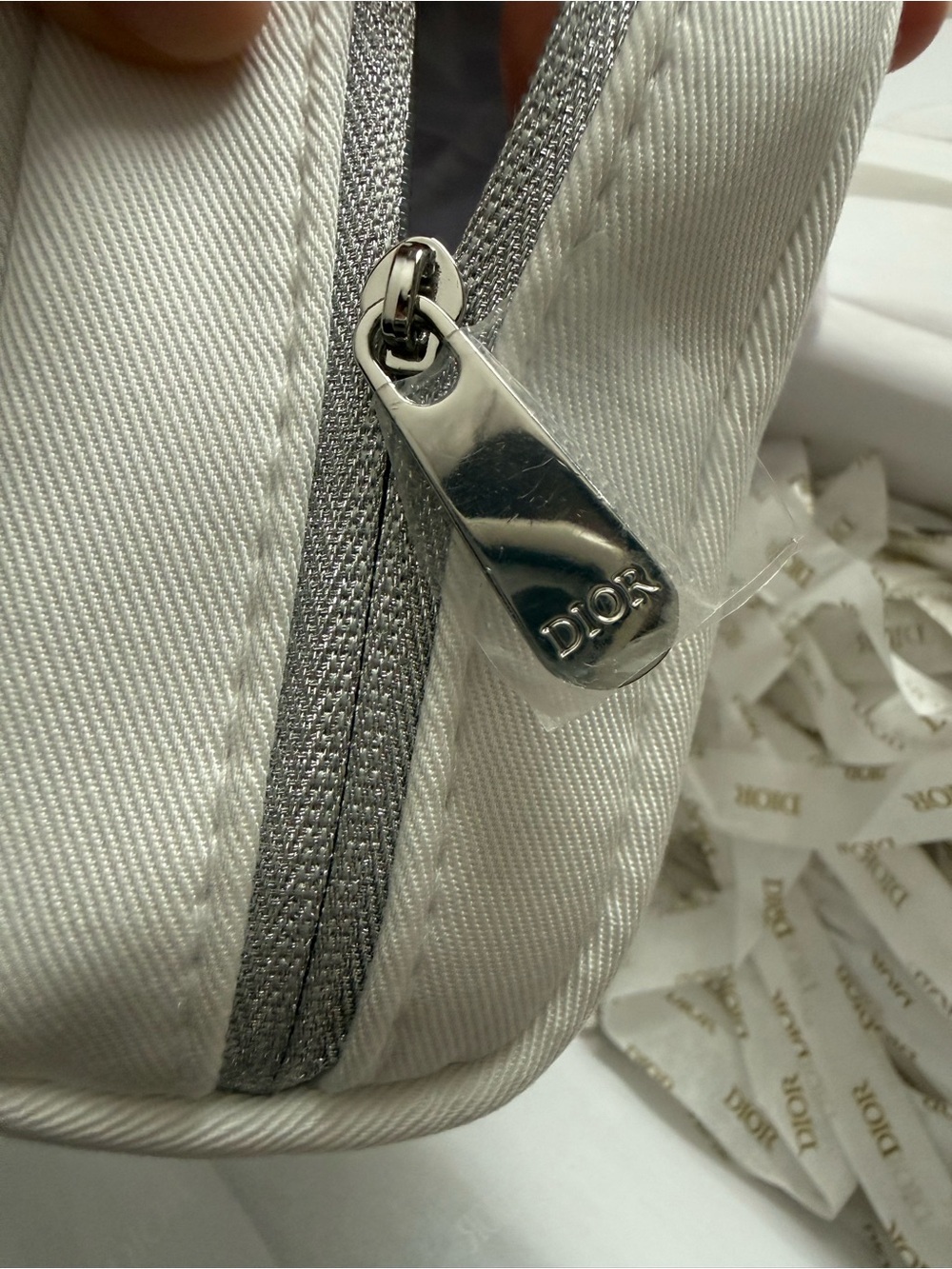 Dior White Embossed pouch with 3 samples in a gift box with a bow - Picture 6 of 6